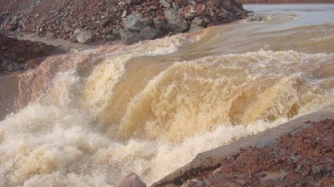 Vu vo kenh dan thuy dien: Phot lo canh bao cua dan hinh anh