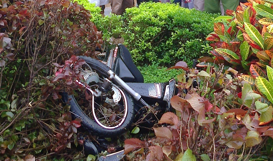 Xe may vo chu nat bet nam giua pho hinh anh