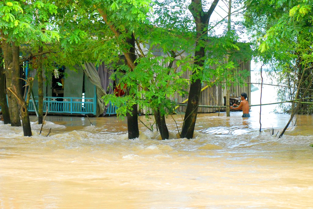 Lu ve ao at lut noc nha o mien Tay hinh anh