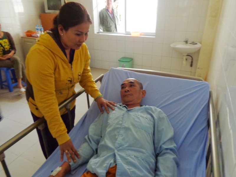 An lau hoa loa ken, 4 nguoi la het, noi sang hinh anh