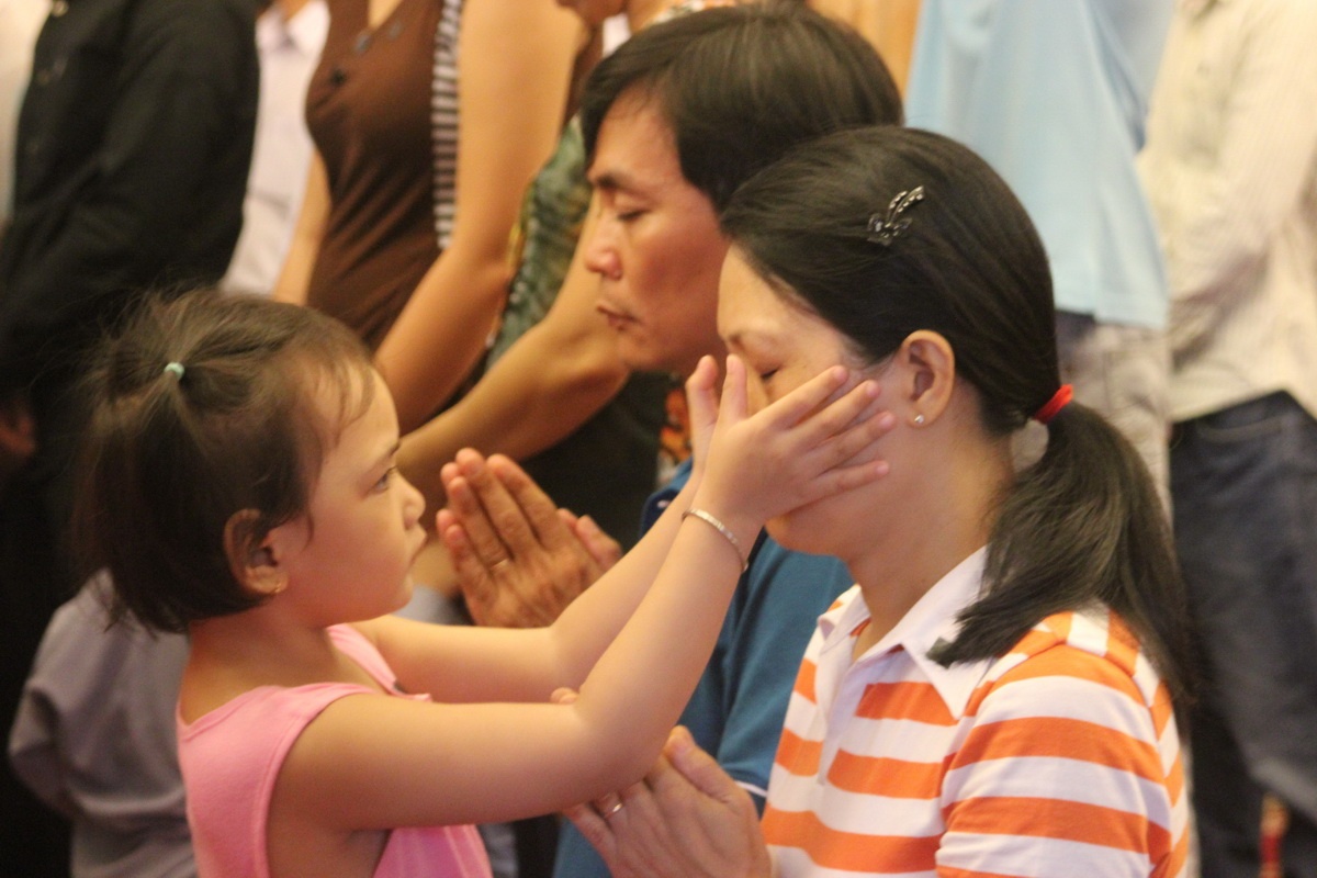 Em be 4 tuoi lau nuoc mat cho me tai le tang Dai tuong hinh anh