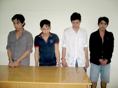 4 anh em ban nhau ru nhau trom xe hinh anh