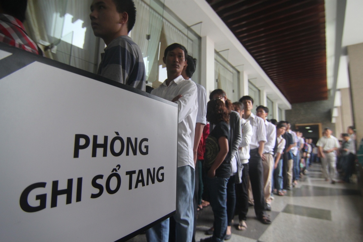 Le truy dieu ket thuc, van xep hang cho viet so tang hinh anh