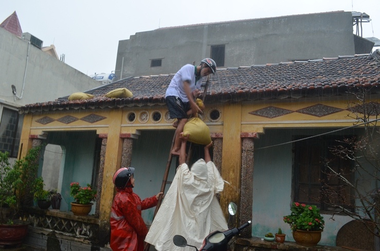 Dan mien Trung doi mua, treo mai nha phong chong bao hinh anh