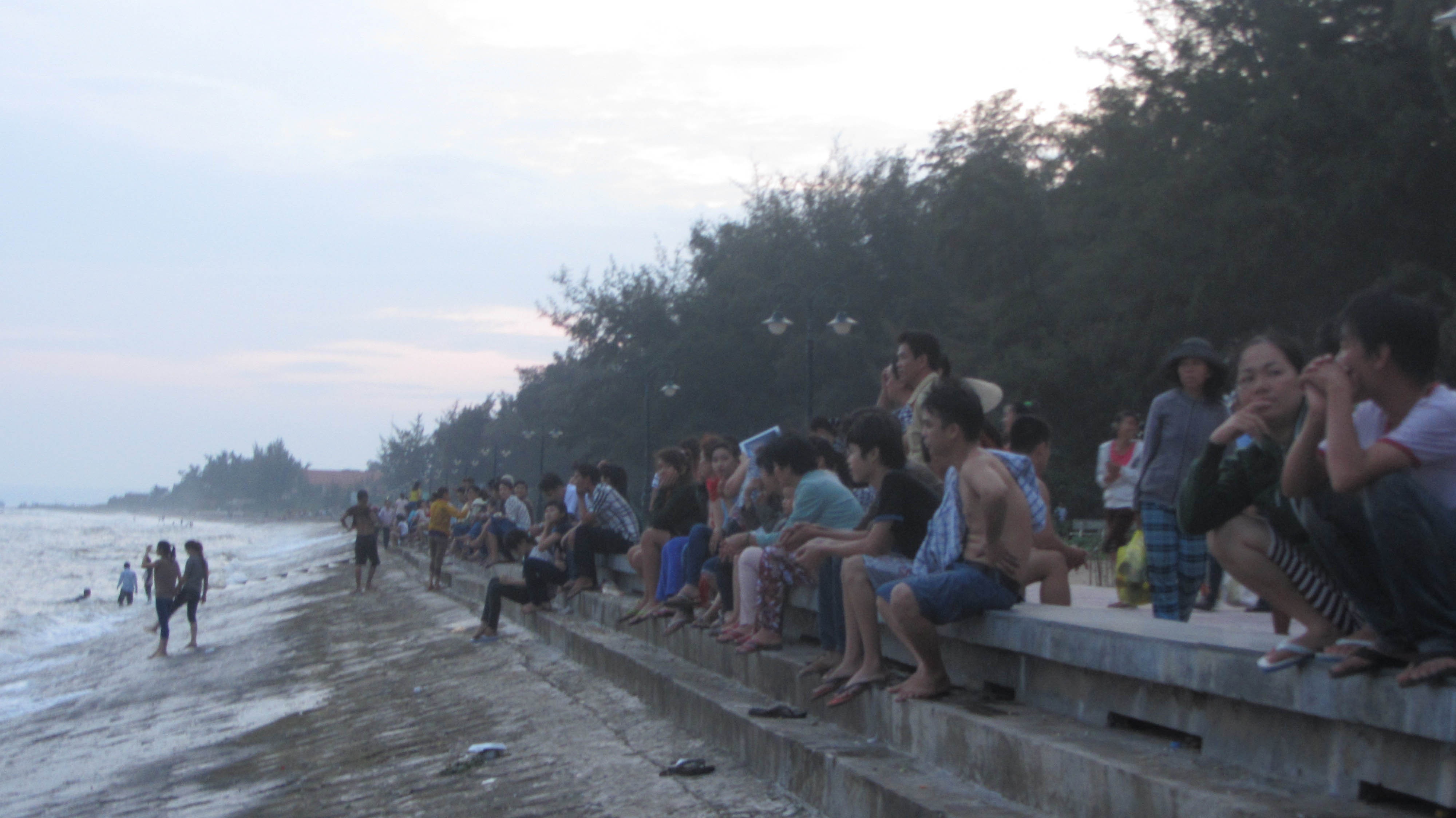 Boi ra xa de tam, 3 nguoi bi song bien cuon troi hinh anh
