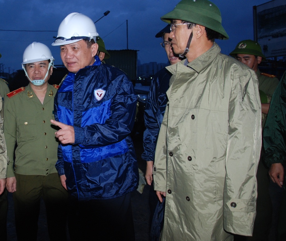 Bi thu Da Nang: 'Ai lo la chong bao, coi chung voi toi' hinh anh