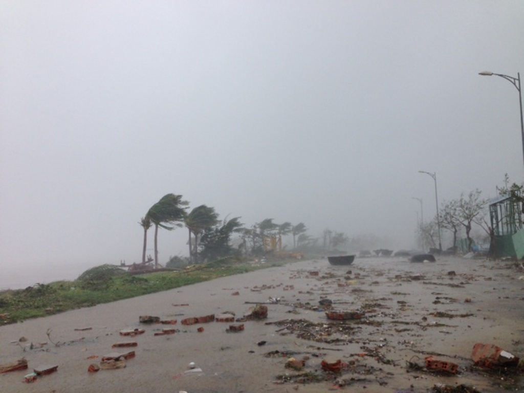 Nguoi dan trong vung tam bao chua het bang hoang hinh anh