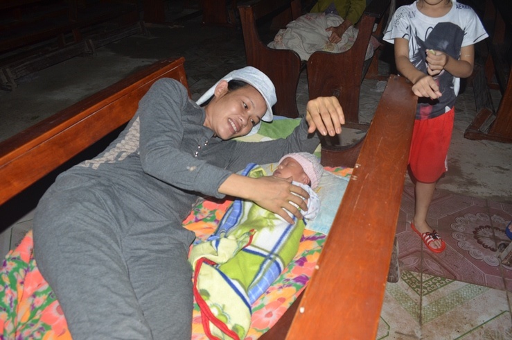 Em be 5 thang tuoi cung me so tan tranh lu trong dem hinh anh