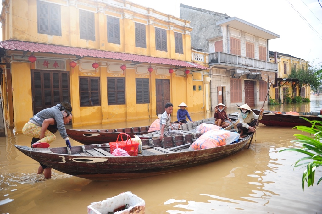 Lu bao vay, nguoi Hoi An boi thuyen giua pho hinh anh