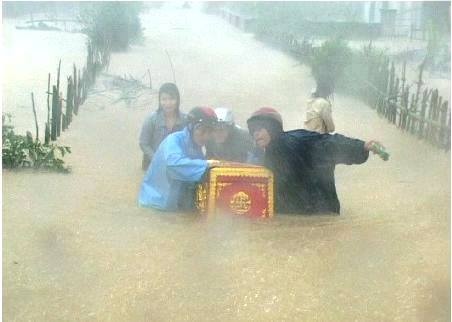 Noi dau gia dinh nguoi chet khong co cho chon o Quang Binh hinh anh