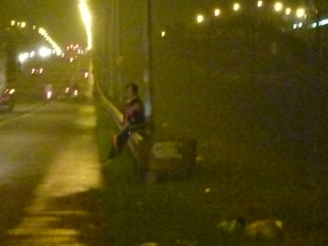 'Quy ba' U.50 ban dam trong bui ram ven duong o Bien Hoa hinh anh