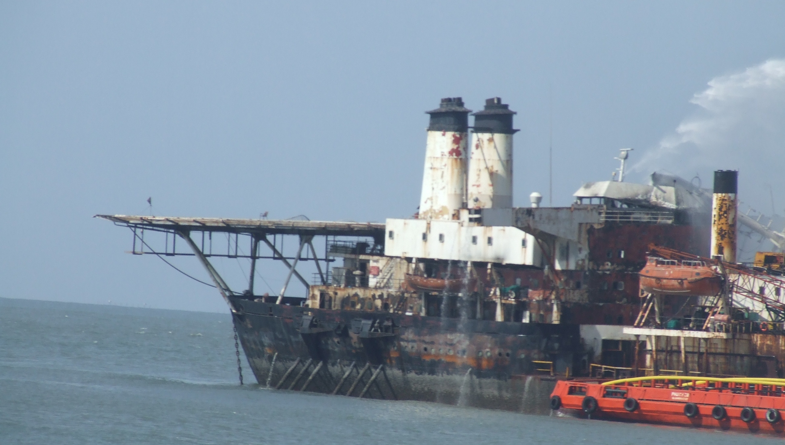 'Sieu tau cau' van chay sau 20 gio cuu hoa hinh anh