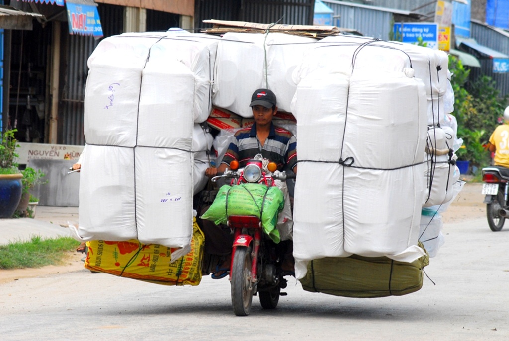 Can canh nhung chuyen xe tho hang lut mat tai xe o mien Tay hinh anh