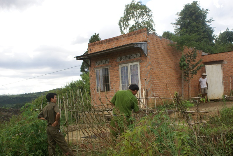 Co gai bi cha giam khi duoc cuu van nam chat manh kinh vo hinh anh