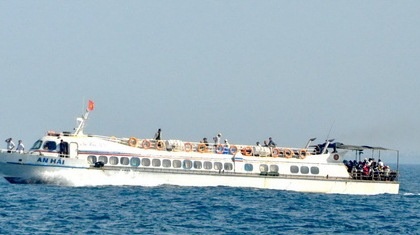 Tau cao toc troi tu do tren bien, hanh khach hoang loan hinh anh