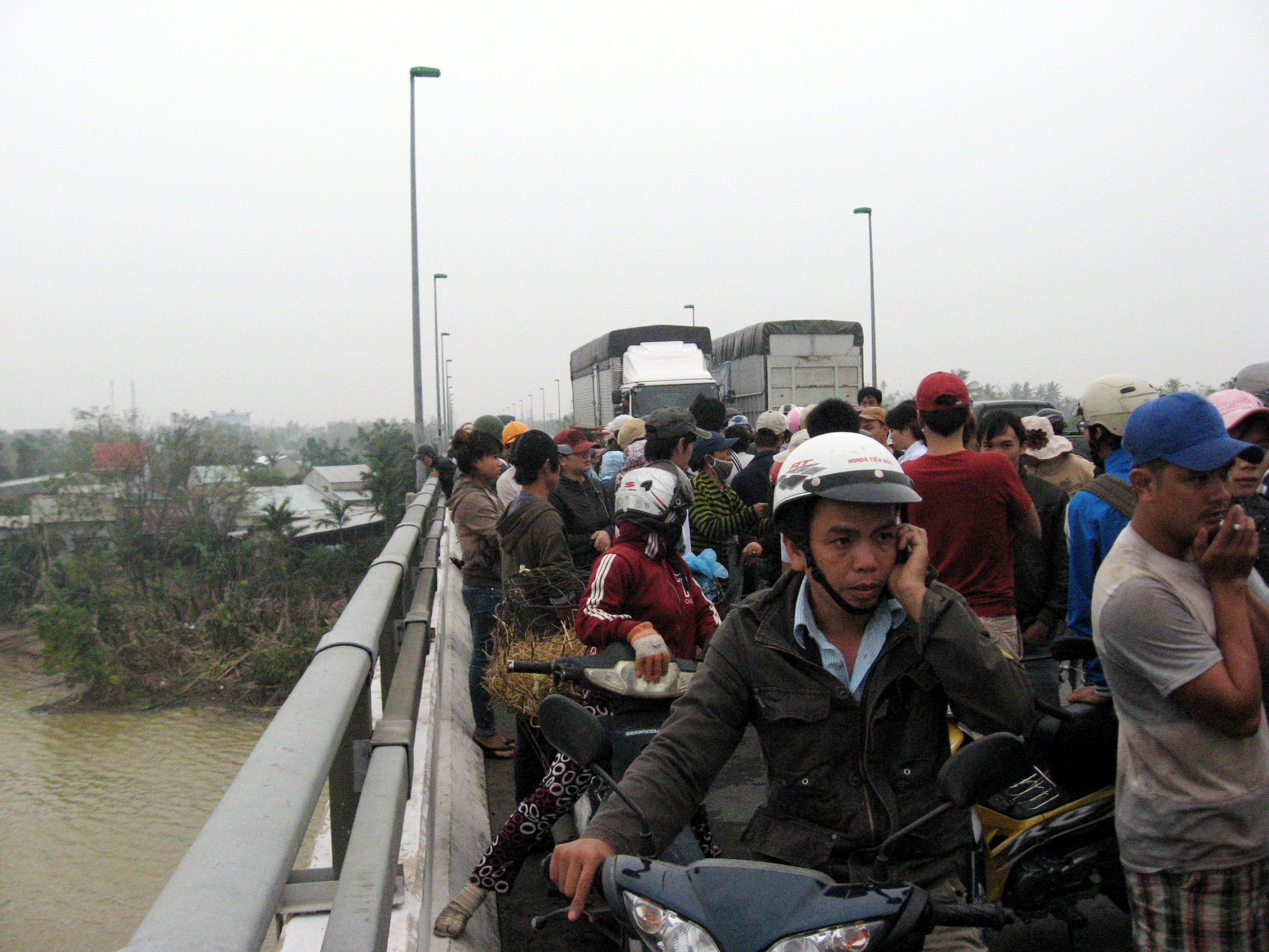 Ngoi sau xe ban trai, bat ngo nhay cau tu tu hinh anh