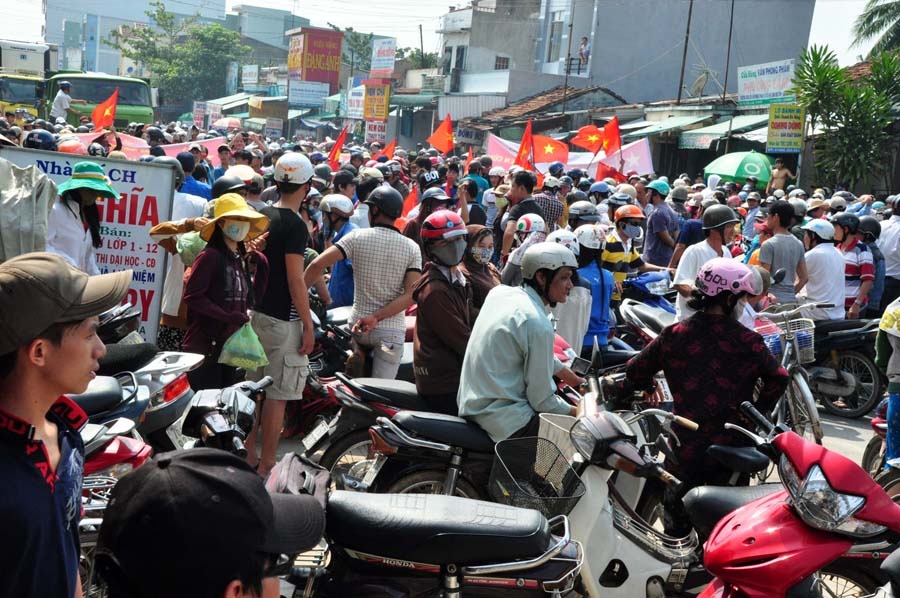 Dan chan duong phan doi doanh nghiep, quoc lo ket cung 3km hinh anh