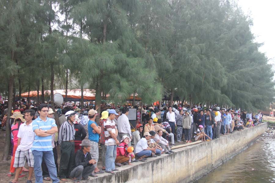 Hang nghin nguoi Quang Ngai tiep tuc phan doi hut cat hinh anh