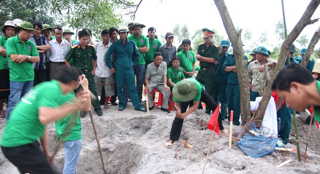 Kich ban boc mo liet si giong het nhau cua 'cau Thuy' hinh anh