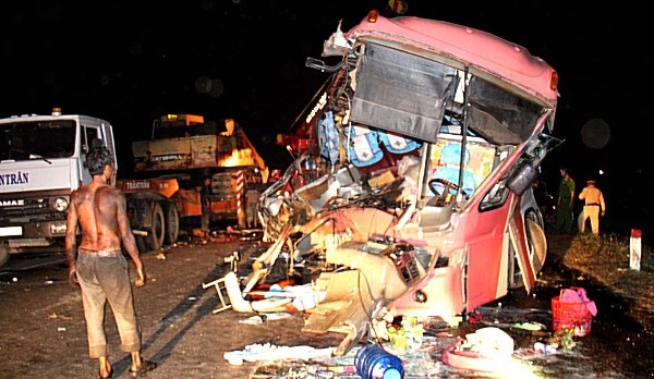 Can canh 2 chiec xe doi dau nat bet o Ninh Thuan hinh anh