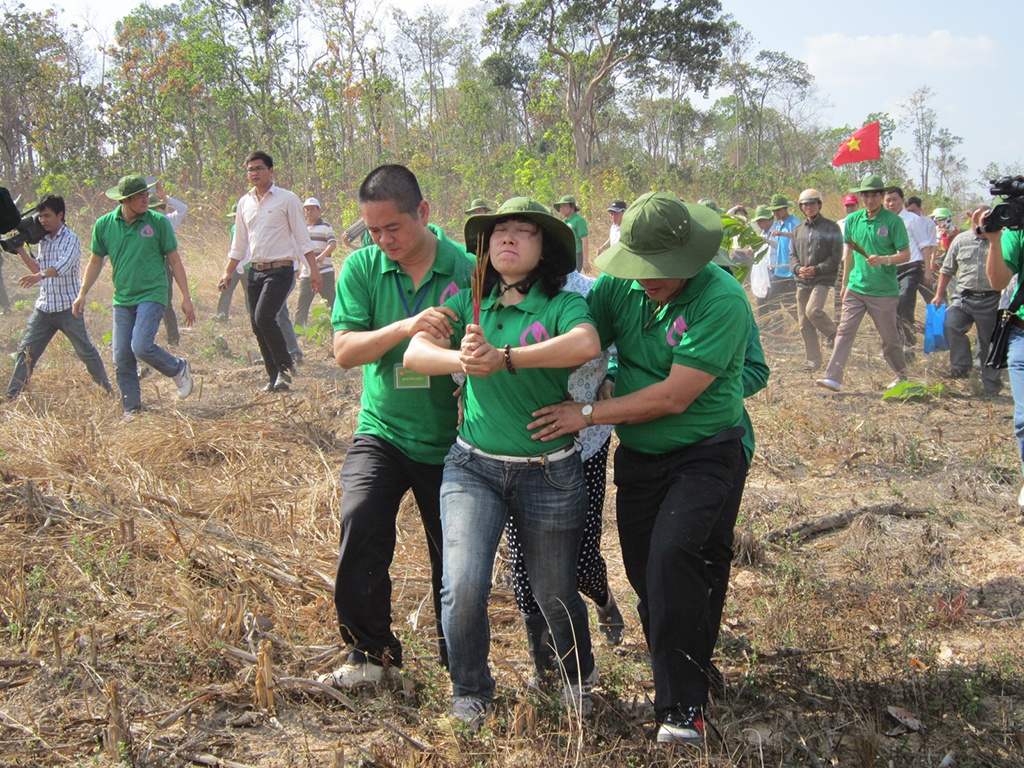 'Vong' nhap vao nhan vien ngan hang giup 'cau Thuy' tim mo hinh anh