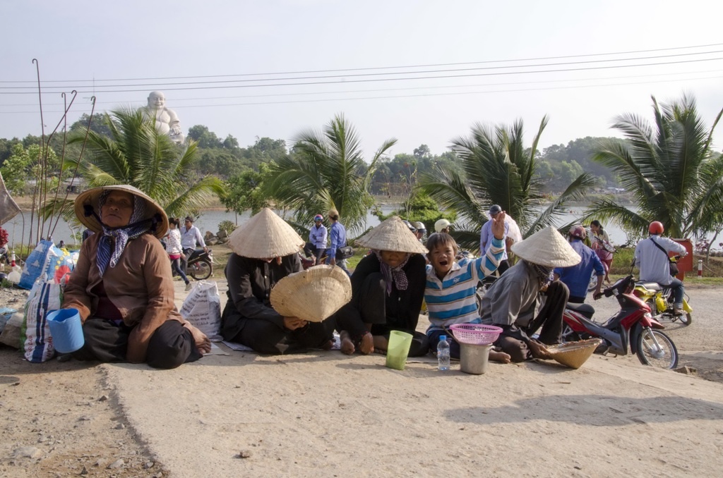 'Cai bang' keo nhau len nui Cam an xin hinh anh