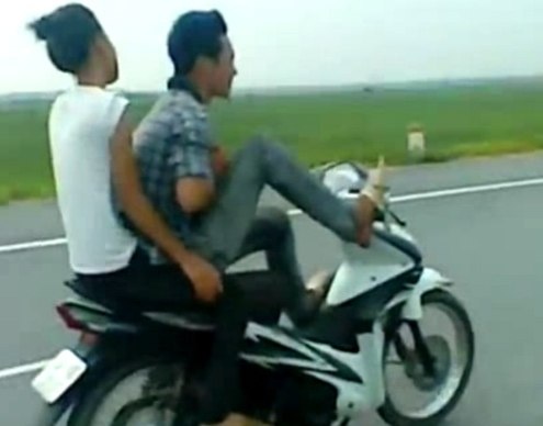 Lai xe may bang chan bi phat 6 trieu dong hinh anh