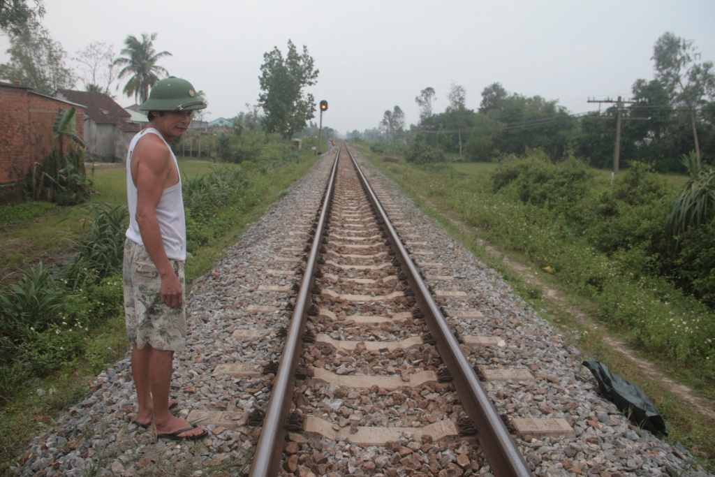 Tau hoa tong chet 2 nguoi ngu tren duong ray hinh anh