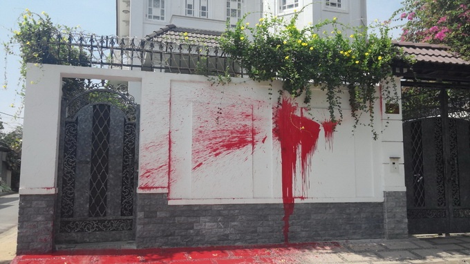 Nha cua pho chanh an bi nem vo chai, hat son dau hinh anh