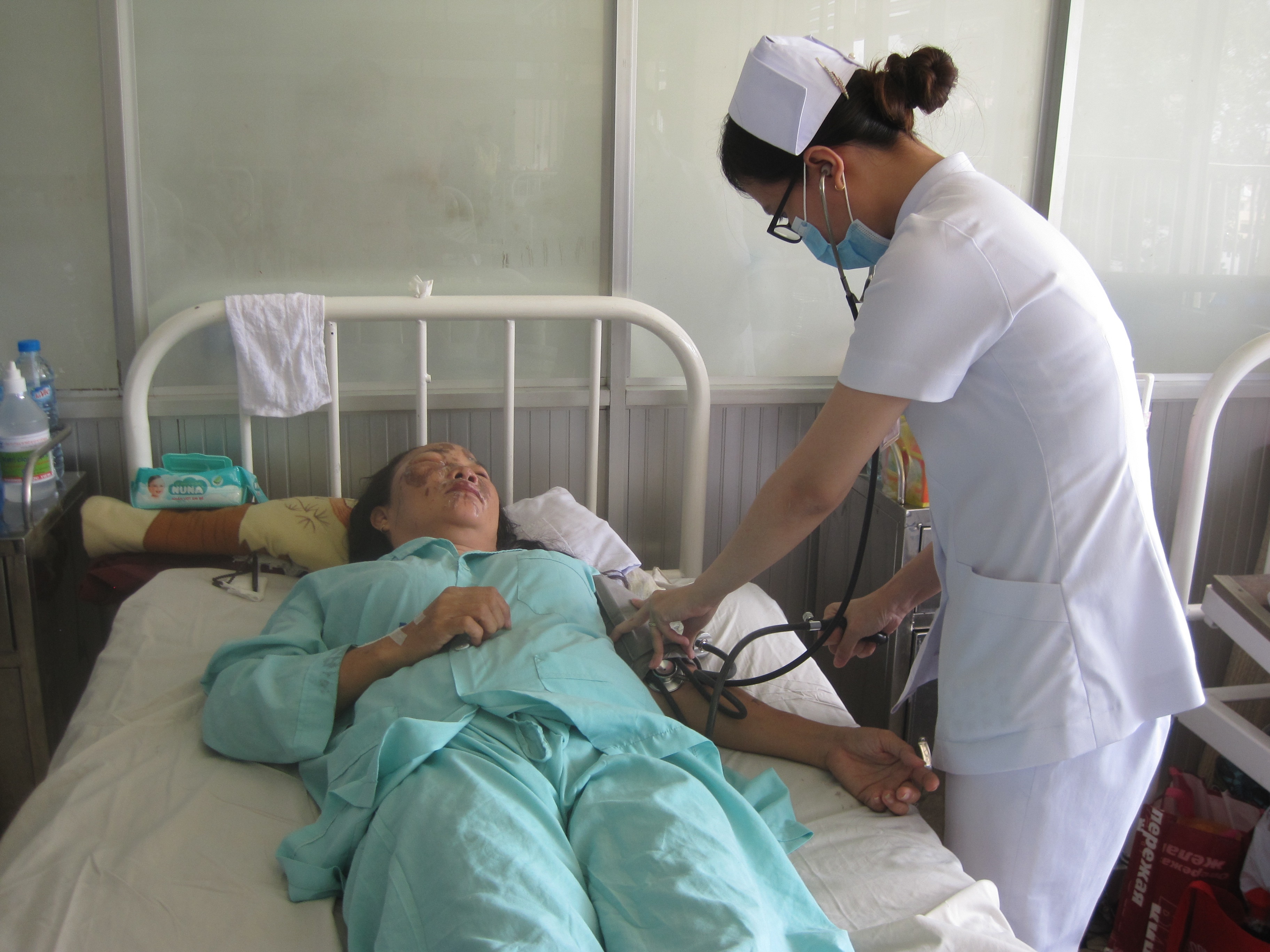 3 chi em bi ga si tinh tat axit dinh vao nhau hinh anh