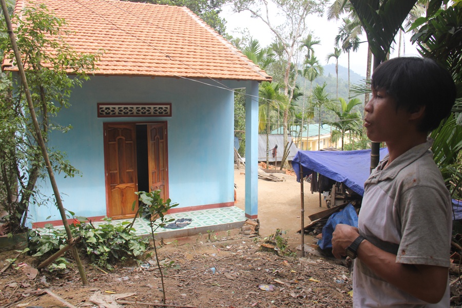 Ngoi nha moi cua cha con 'nguoi rung' Quang Ngai hinh anh