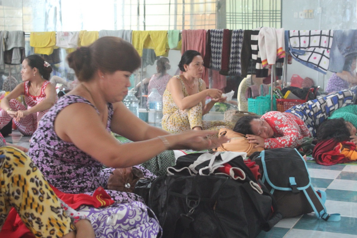 Hang ngan nguoi dan Can Gio tranh bao trong Nha van hoa hinh anh