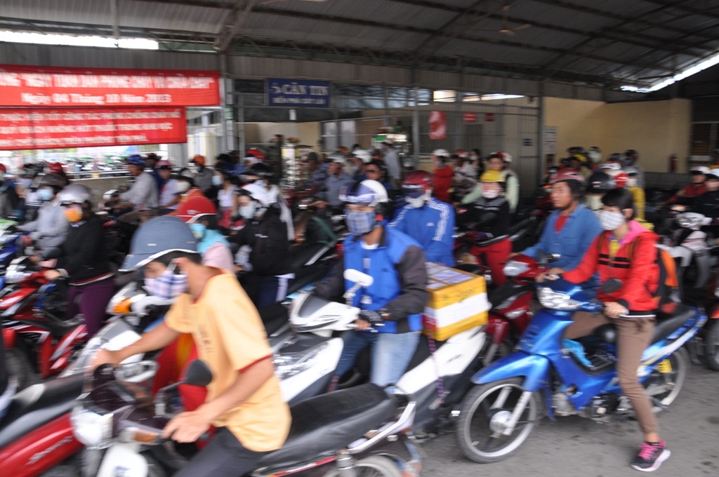 Tat bat qua pha Cat Lai ve nha truoc gio bao den hinh anh