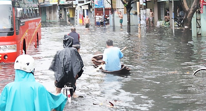 Sang som nguoi Sai Gon doi mua, loi nuoc di lam hinh anh