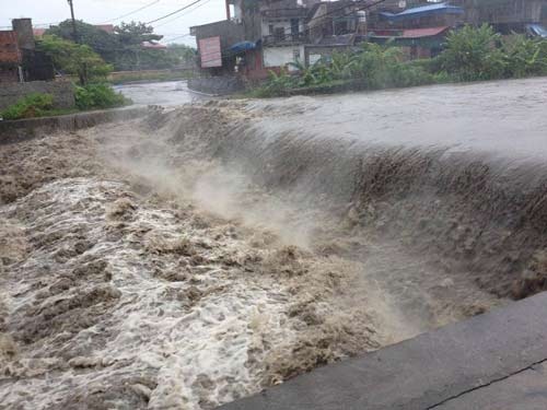 Di xe may qua cau, mot hieu truong bi lu cuon troi hinh anh