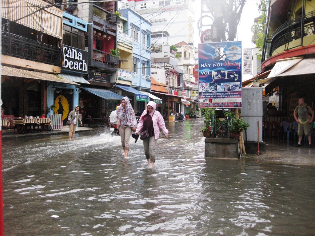 Clip khach Tay di dao trong bien nuoc o Sai Gon hinh anh