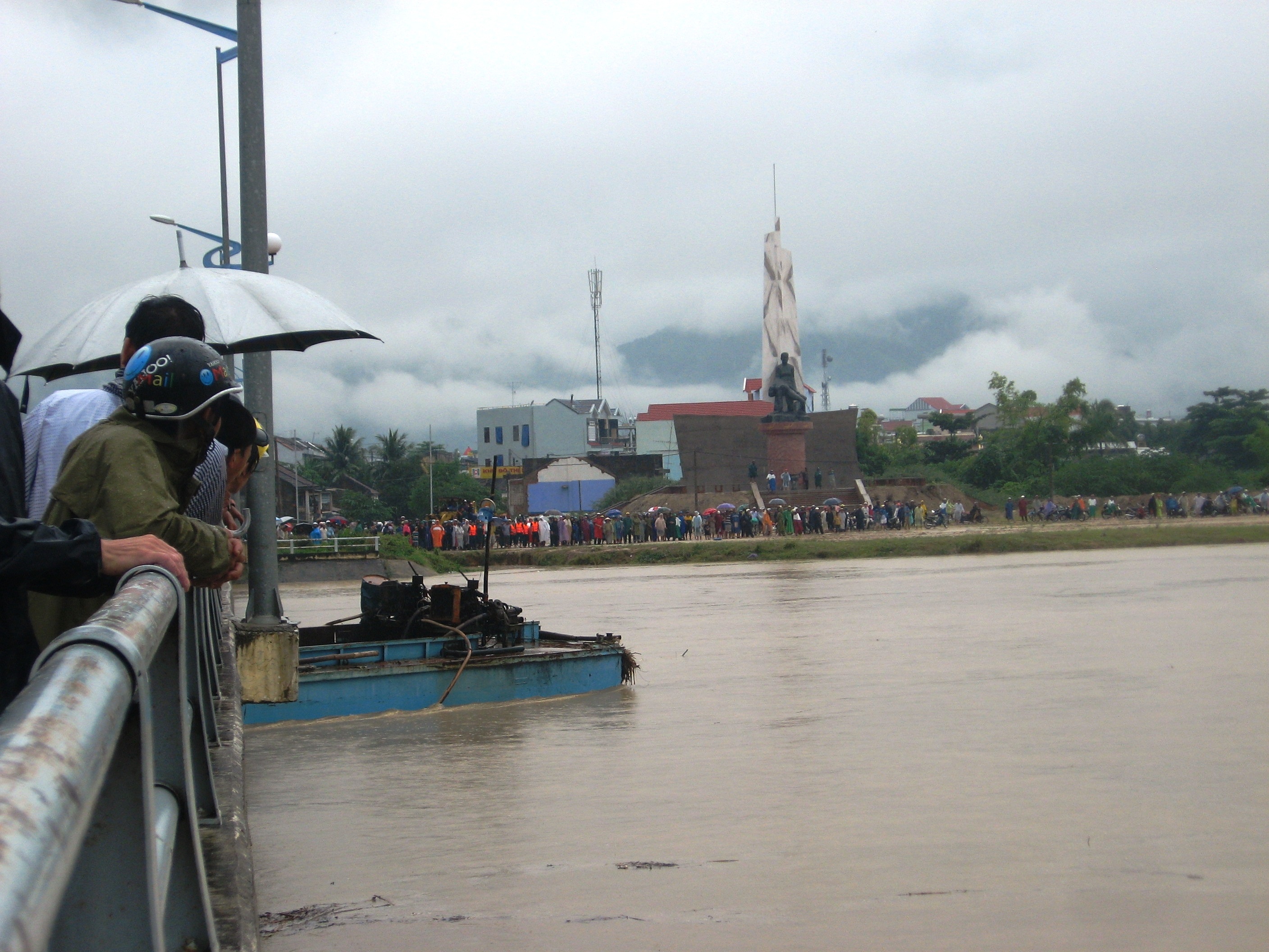 'Giai cuu' 6 sa lan mac ket duoi gam cau hinh anh