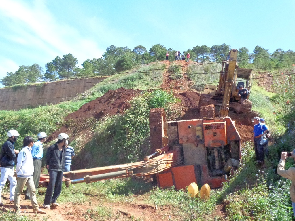 Xe muc dat nang hang chuc tan de chet mot tai xe hinh anh