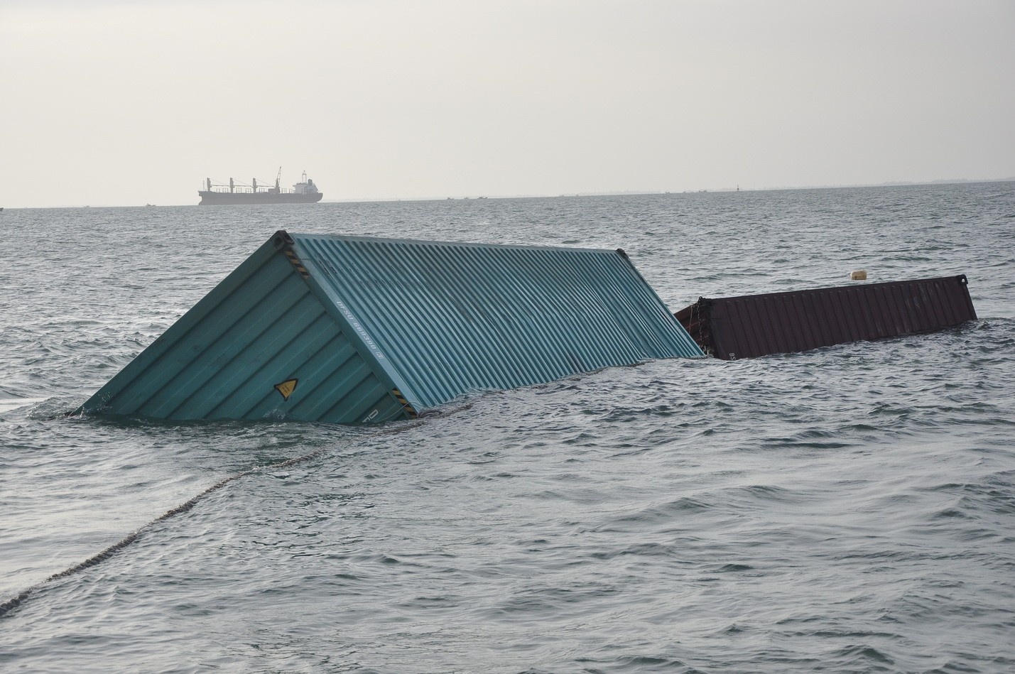 Huy dong tho lan truy tim nhung container mat tich tren bien hinh anh