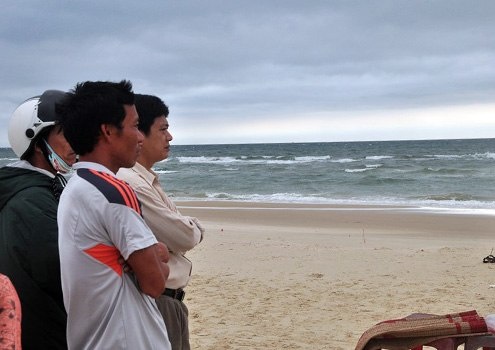 Di bat cua, can bo dien luc Ly Son bi song cuon mat tich hinh anh