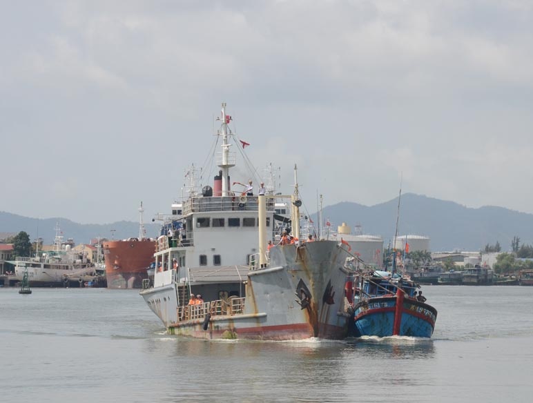 Hai quan cuu 24 ngu dan troi tu do tren bien hinh anh
