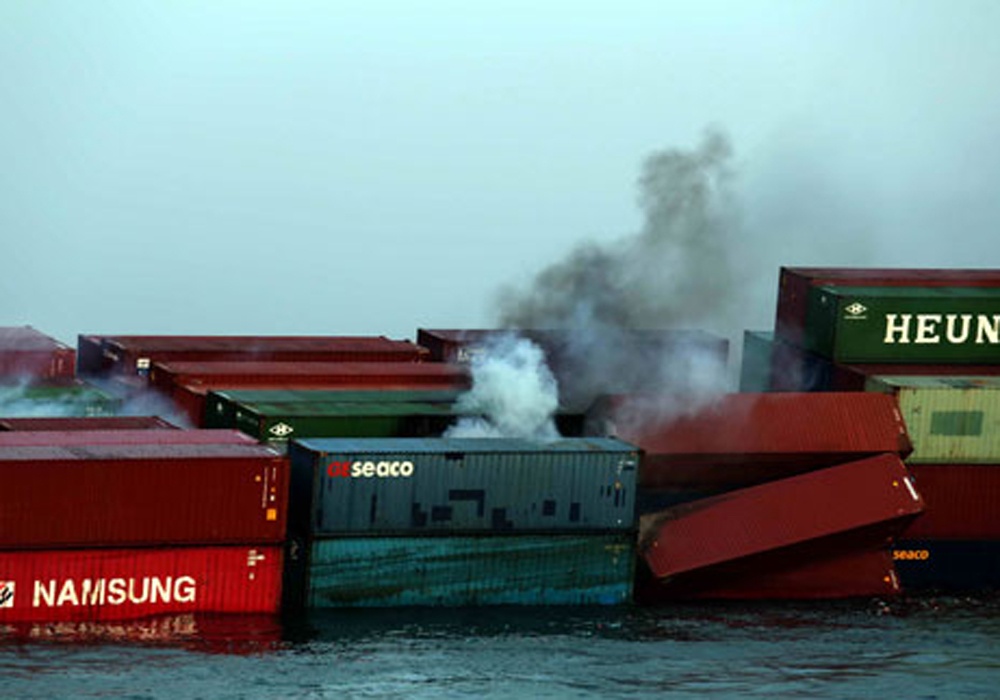 Nhieu container chua hoa chat tren tau Hueng - A Dragon hinh anh