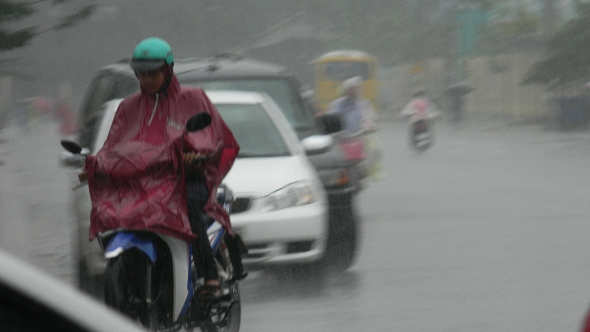 Mua du doi trut xuong Nam Trung bo, 2 nguoi bi lu cuon troi hinh anh