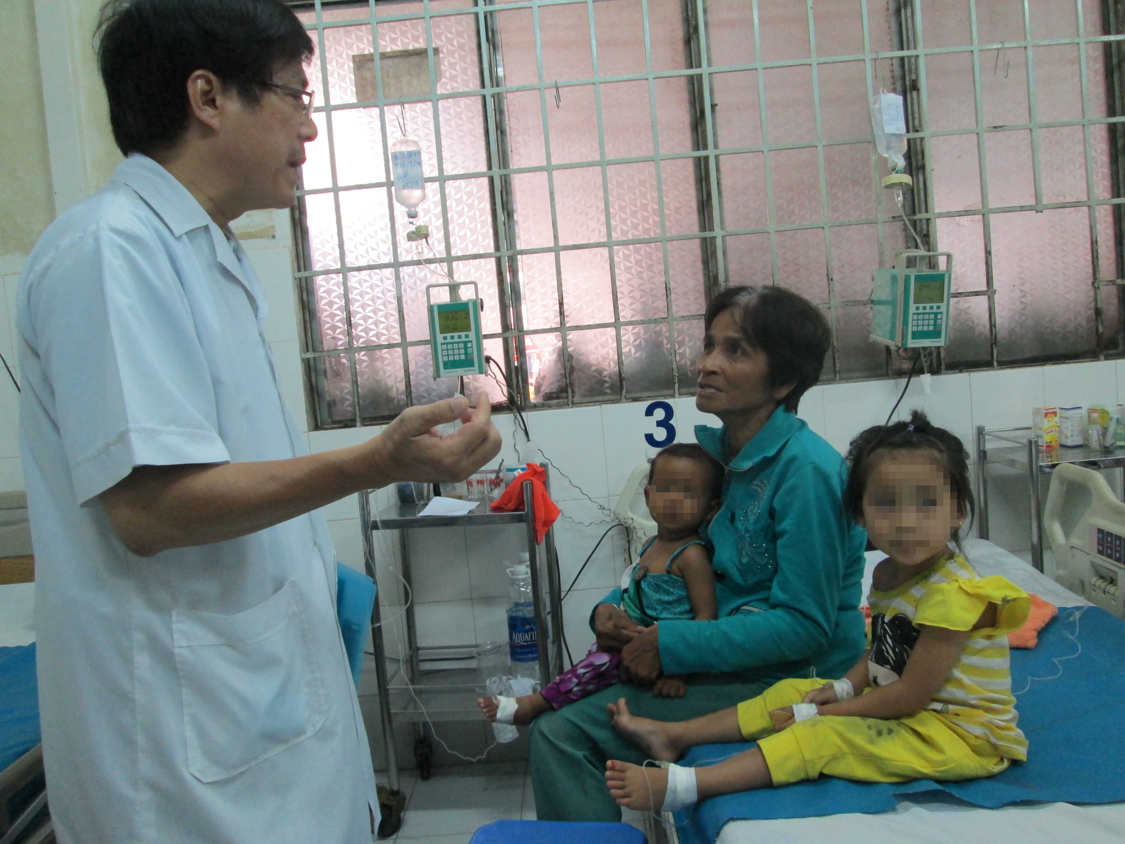 Bo thuoc diet co vao binh nuoc de tra thu, 2 em be nguy kich hinh anh