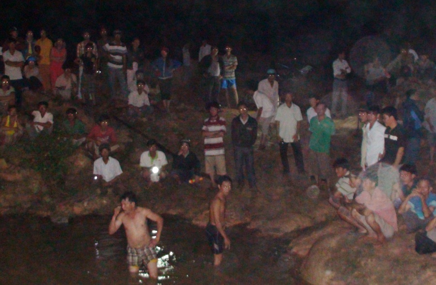 Hang chuc nguoi lan tim thi the 2 hoc sinh chet duoi hinh anh