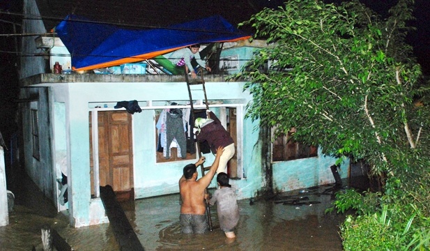 Mua trang troi mien Trung, 5 nguoi chet trong lu du hinh anh