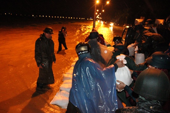 Trang dem dung bo ke ngan nuoc tran vao thanh pho hinh anh