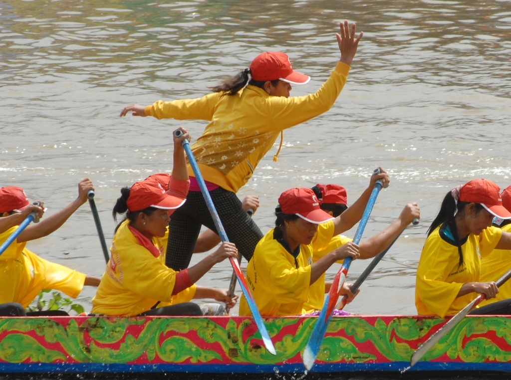 Xem phu nu mien Tay manh me dua ghe ngo hinh anh