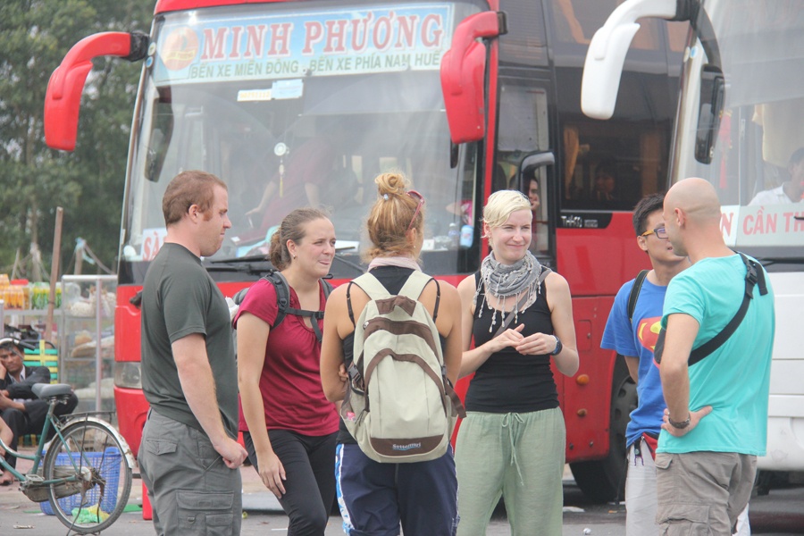 Du khach Tay pho phac vi bi lu 'niu chan' hinh anh