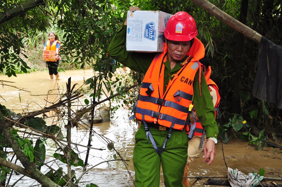 Pho giam doc cong an tinh vac mi tom cuu tro dan vung lu hinh anh